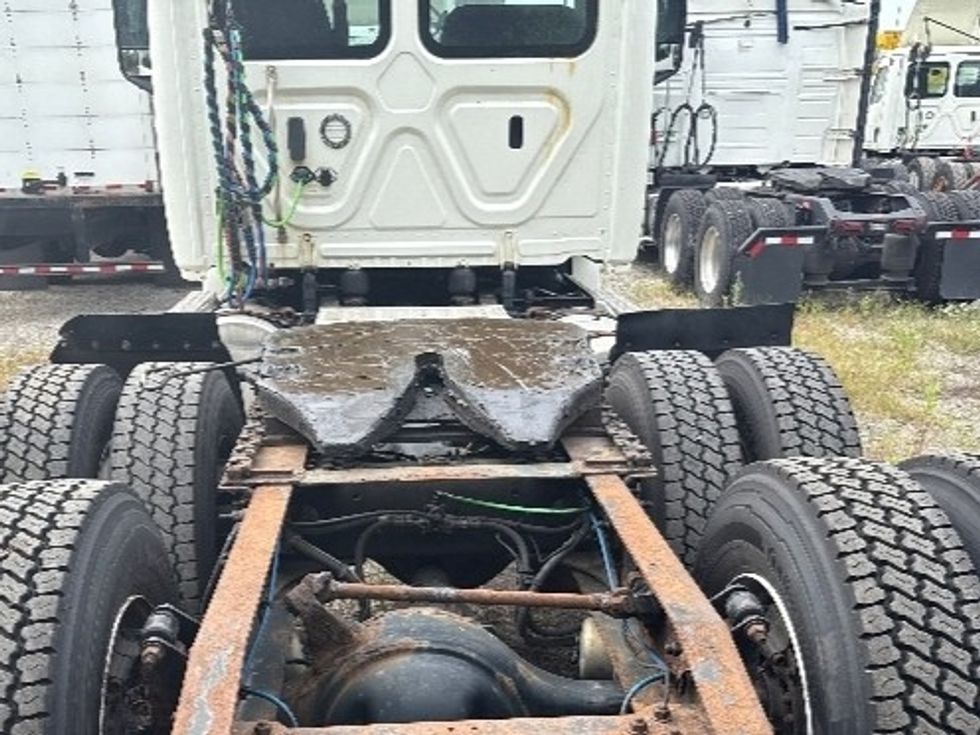 Day Cab Tractor-Heavy Duty Tractors-Freightliner-2018-T12664ST-East Chicago-IN-497,163\n\t\tmiles-$ 35,750 - Image 6