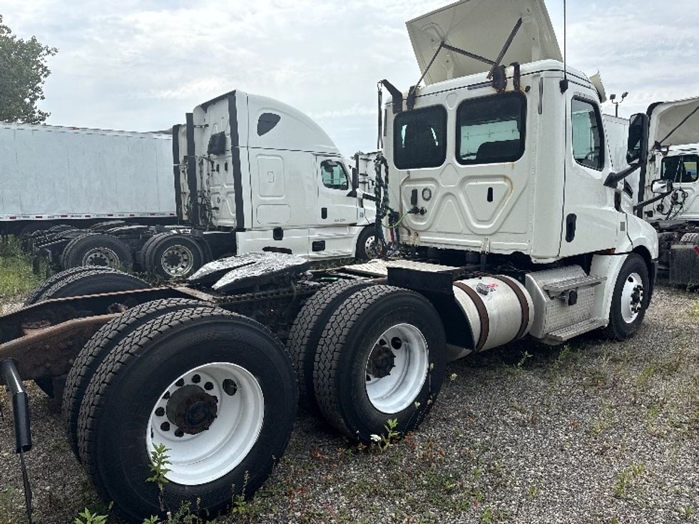 2018 Freightliner Cascadia 126" Day cab photo 6