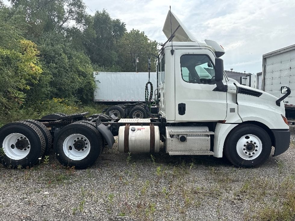 2018 Freightliner Cascadia 126" Day cab photo 7