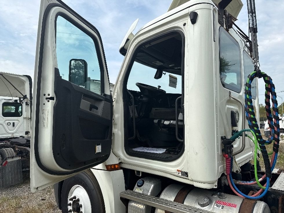 2018 Freightliner Cascadia 126" Day cab photo 8