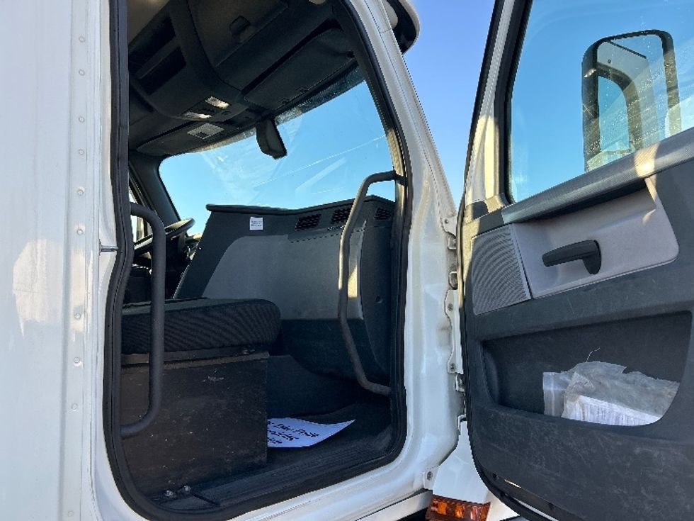 Day Cab Tractor-Heavy Duty Tractors-Freightliner-2018-T12664ST-East Chicago-IN-505,751\n\t\tmiles-$ 40,750 - Image 12
