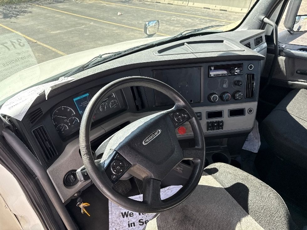 Day Cab Tractor-Heavy Duty Tractors-Freightliner-2018-T12664ST-East Chicago-IN-538,091\n\t\tmiles-$ 33,750 - Image 10