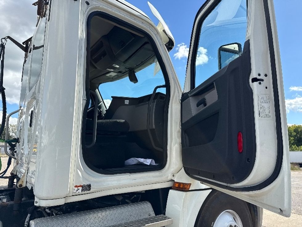 Day Cab Tractor-Heavy Duty Tractors-Freightliner-2018-T12664ST-East Chicago-IN-538,091\n\t\tmiles-$ 33,750 - Image 12