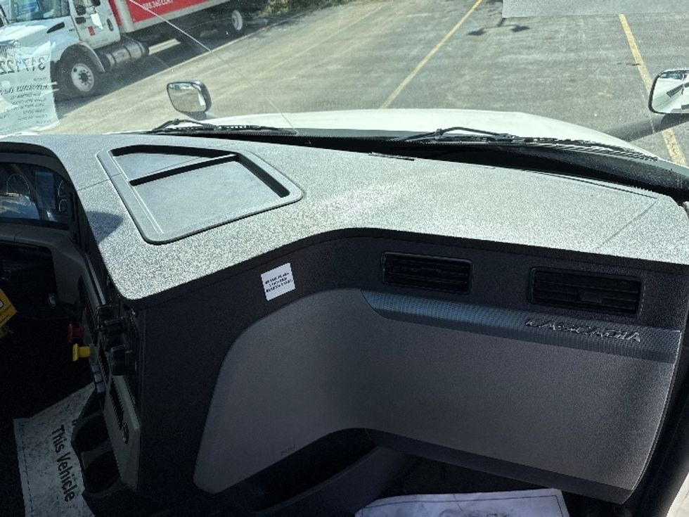 Day Cab Tractor-Heavy Duty Tractors-Freightliner-2018-T12664ST-East Chicago-IN-538,091\n\t\tmiles-$ 33,750 - Image 13