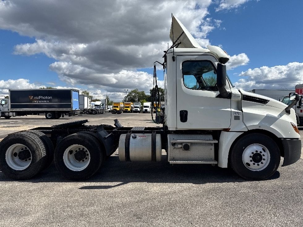 Day Cab Tractor-Heavy Duty Tractors-Freightliner-2018-T12664ST-East Chicago-IN-538,091\n\t\tmiles-$ 33,750 - Image 8