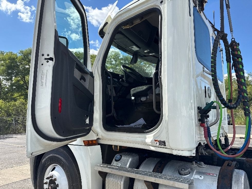 Day Cab Tractor-Heavy Duty Tractors-Freightliner-2018-T12664ST-East Chicago-IN-538,091\n\t\tmiles-$ 33,750 - Image 9