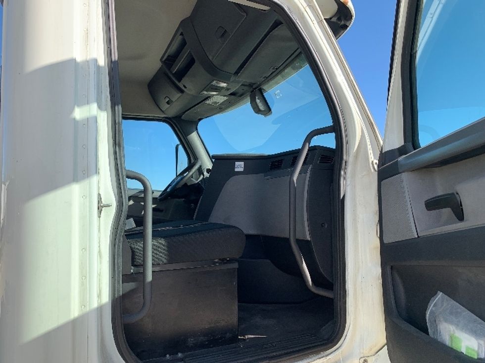 Day Cab Tractor-Heavy Duty Tractors-Freightliner-2018-T12664ST-East Liberty-OH-622,569\n\t\tmiles-$ 30,500 - Image 12