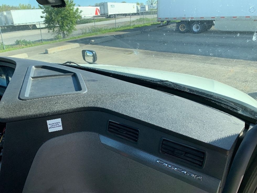 Day Cab Tractor-Heavy Duty Tractors-Freightliner-2018-T12664ST-East Liberty-OH-622,569\n\t\tmiles-$ 30,500 - Image 13