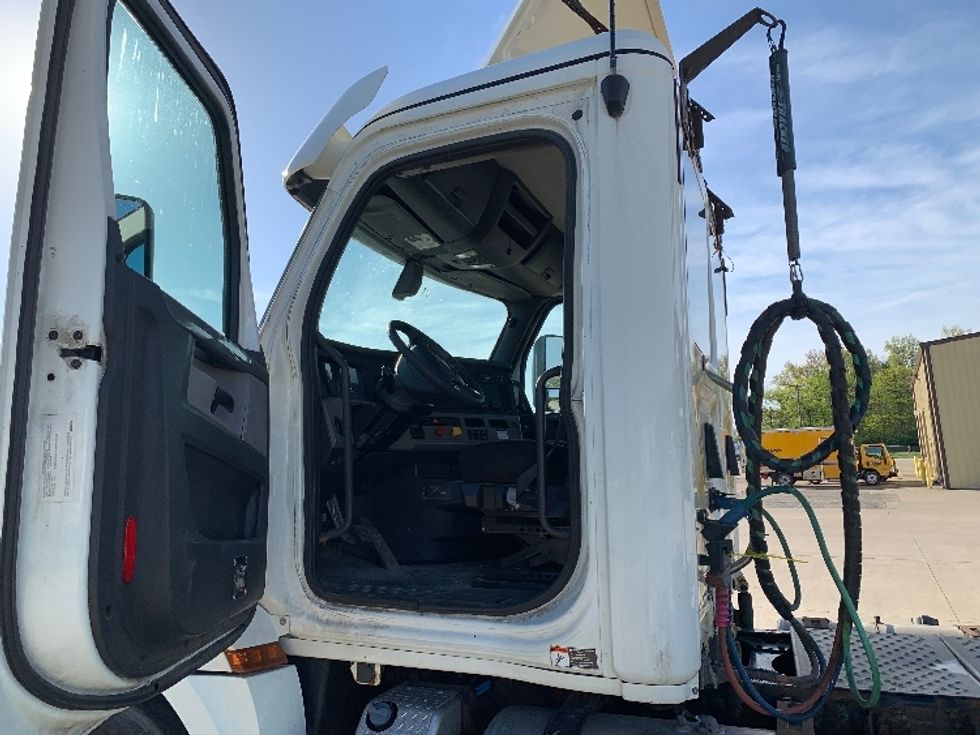 Day Cab Tractor-Heavy Duty Tractors-Freightliner-2018-T12664ST-East Liberty-OH-622,569\n\t\tmiles-$ 30,500 - Image 9