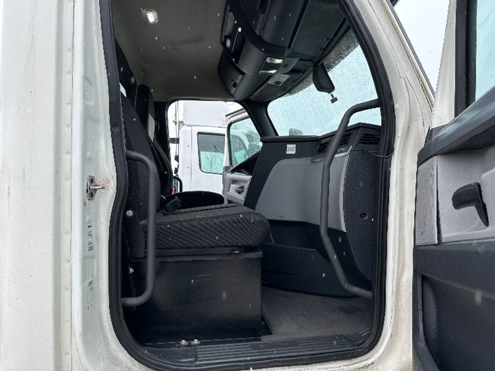 Day Cab Tractor-Heavy Duty Tractors-Freightliner-2018-T12664ST-East Liberty-OH-739,396\n\t\tmiles-$ 23,750 - Image 12