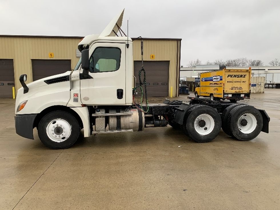 Day Cab Tractor-Heavy Duty Tractors-Freightliner-2018-T12664ST-East Liberty-OH-739,396\n\t\tmiles-$ 23,750 - Image 4