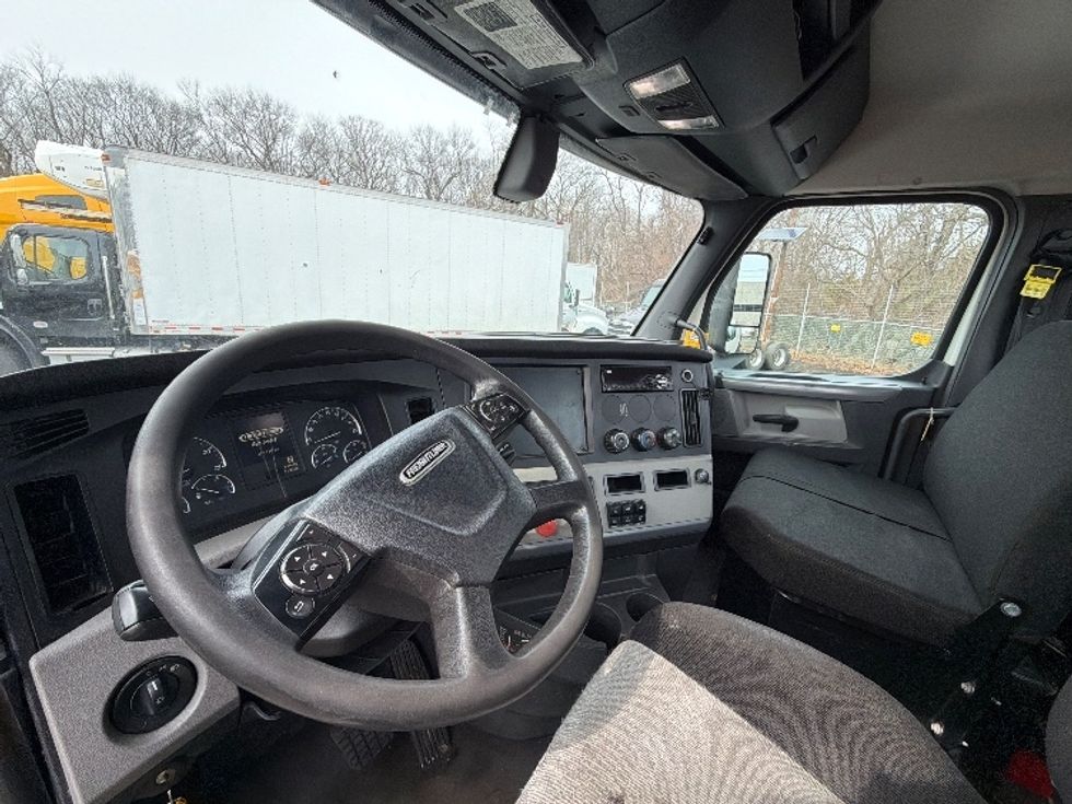 Day Cab Tractor-Heavy Duty Tractors-Freightliner-2018-T12664ST-Edison-NJ-271,300\n\t\tmiles-$ 41,250 - Image 10