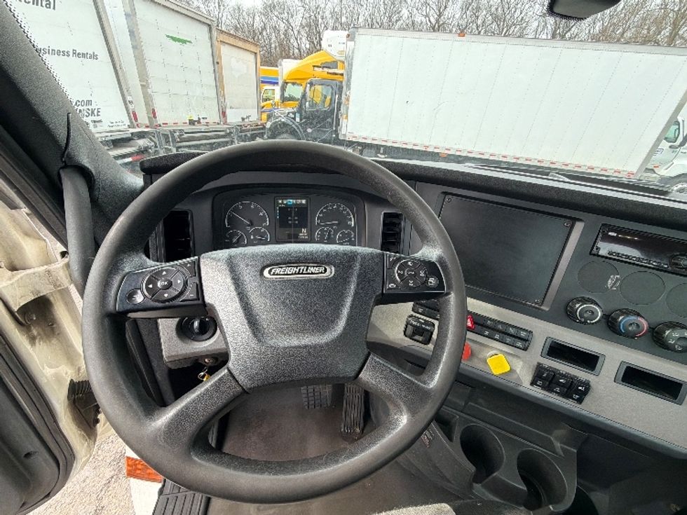 Day Cab Tractor-Heavy Duty Tractors-Freightliner-2018-T12664ST-Edison-NJ-271,300\n\t\tmiles-$ 41,250 - Image 11