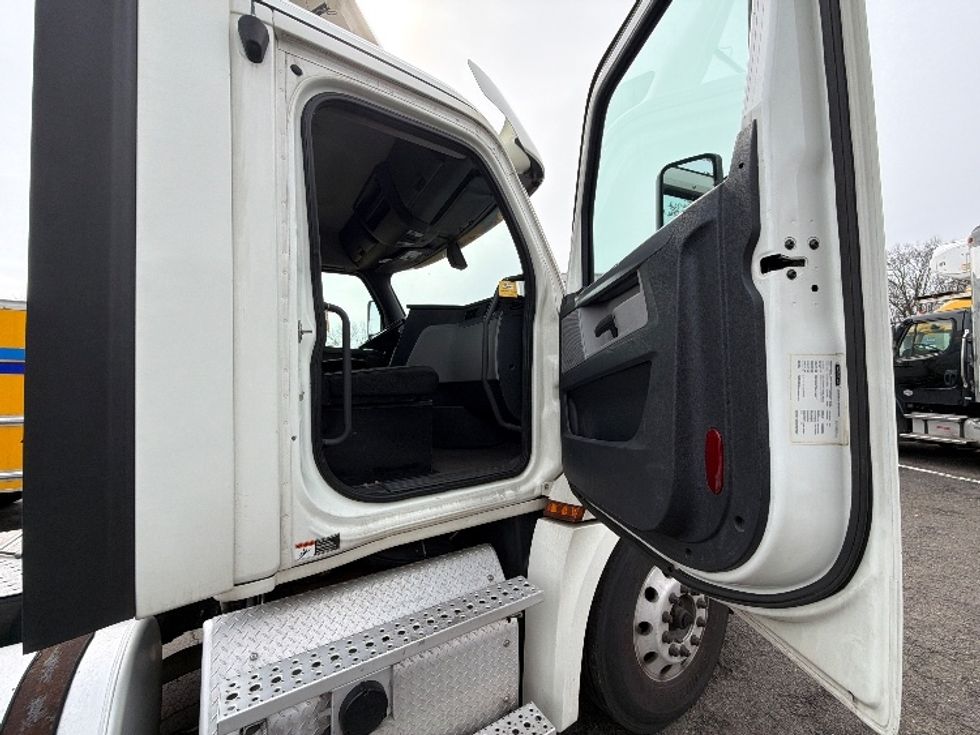 Day Cab Tractor-Heavy Duty Tractors-Freightliner-2018-T12664ST-Edison-NJ-271,300\n\t\tmiles-$ 41,250 - Image 12