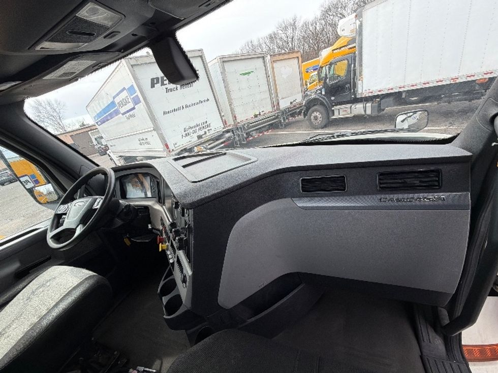 Day Cab Tractor-Heavy Duty Tractors-Freightliner-2018-T12664ST-Edison-NJ-271,300\n\t\tmiles-$ 41,250 - Image 13