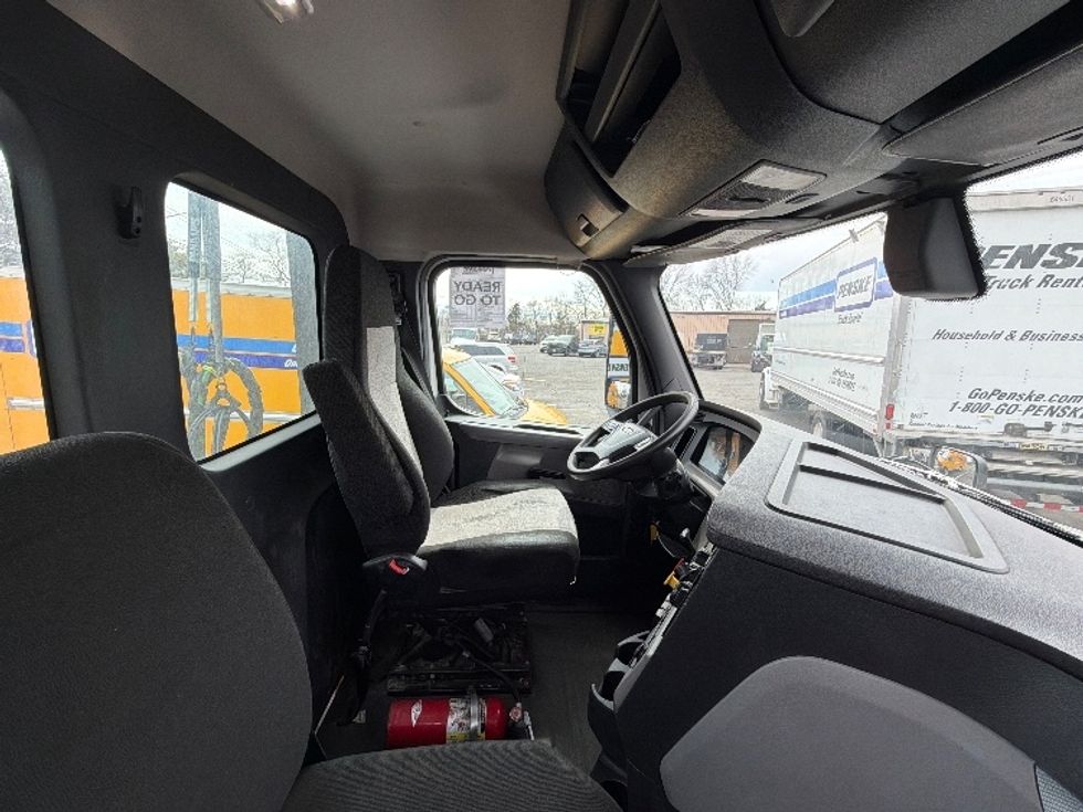 Day Cab Tractor-Heavy Duty Tractors-Freightliner-2018-T12664ST-Edison-NJ-271,300\n\t\tmiles-$ 41,250 - Image 14