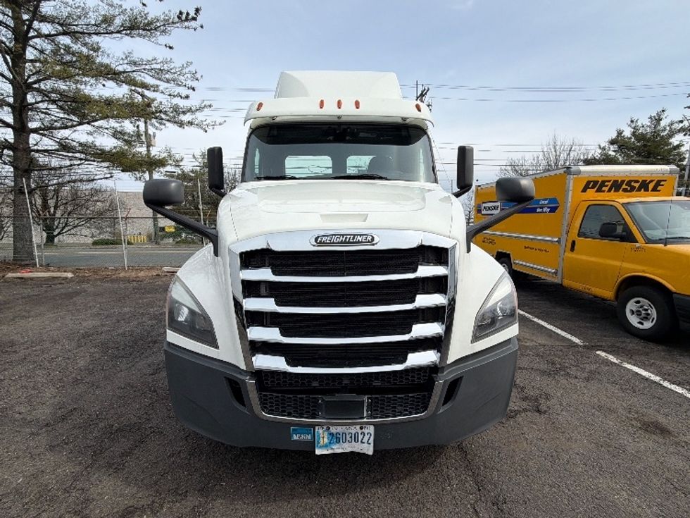 Day Cab Tractor-Heavy Duty Tractors-Freightliner-2018-T12664ST-Edison-NJ-271,300\n\t\tmiles-$ 41,250 - Image 2