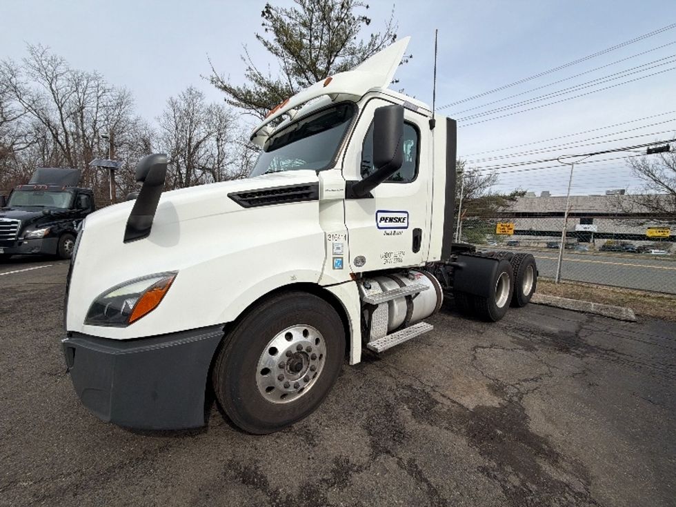 Day Cab Tractor-Heavy Duty Tractors-Freightliner-2018-T12664ST-Edison-NJ-271,300\n\t\tmiles-$ 41,250 - Image 3