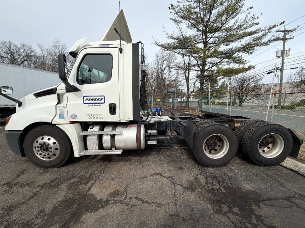 Day Cab Tractor-Heavy Duty Tractors-Freightliner-2018-T12664ST-Edison-NJ-271,300\n\t\tmiles-$ 41,250 - Image 4