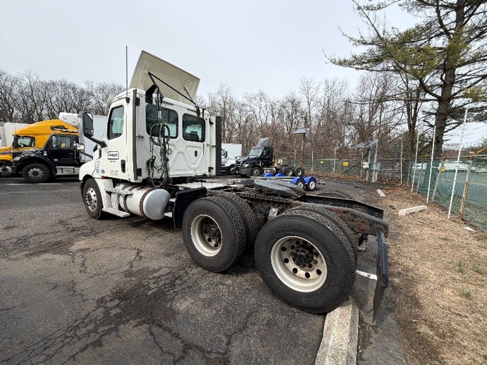 Day Cab Tractor-Heavy Duty Tractors-Freightliner-2018-T12664ST-Edison-NJ-271,300\n\t\tmiles-$ 41,250 - Image 5