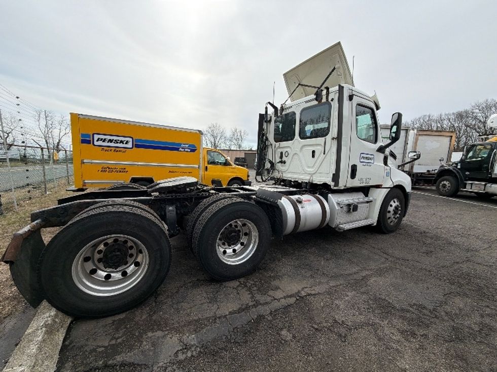 Day Cab Tractor-Heavy Duty Tractors-Freightliner-2018-T12664ST-Edison-NJ-271,300\n\t\tmiles-$ 41,250 - Image 7