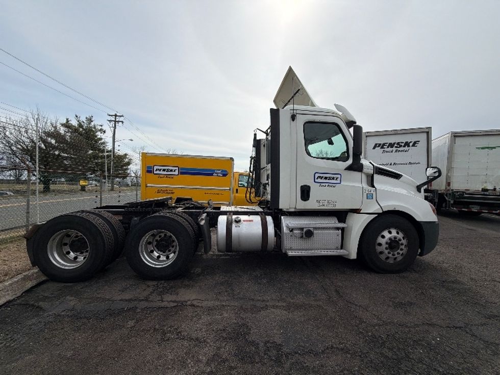 Day Cab Tractor-Heavy Duty Tractors-Freightliner-2018-T12664ST-Edison-NJ-271,300\n\t\tmiles-$ 41,250 - Image 8