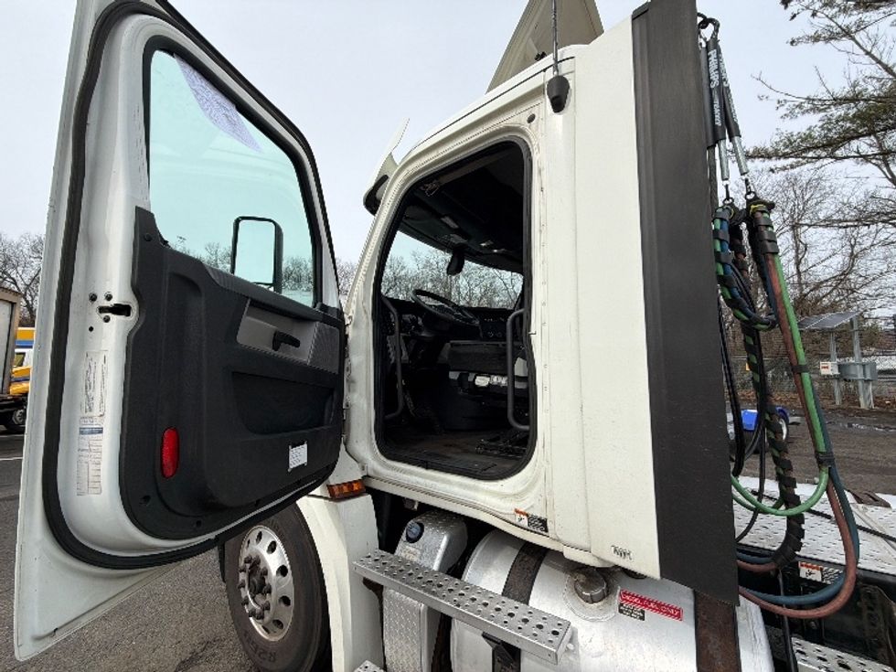 Day Cab Tractor-Heavy Duty Tractors-Freightliner-2018-T12664ST-Edison-NJ-271,300\n\t\tmiles-$ 41,250 - Image 9