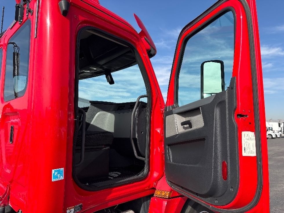 Day Cab Tractor-Heavy Duty Tractors-Freightliner-2018-T12664ST-El Paso-TX-254,904\n\t\tmiles-$ 47,750 - Image 12