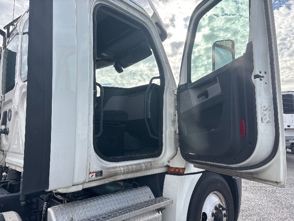 Day Cab Tractor-Heavy Duty Tractors-Freightliner-2018-T12664ST-El Paso-TX-316,933\n\t\tmiles-$ 58,250 - Image 12