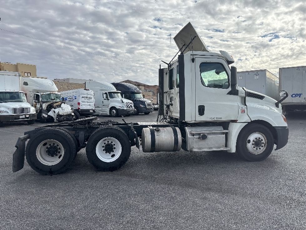 Day Cab Tractor-Heavy Duty Tractors-Freightliner-2018-T12664ST-El Paso-TX-316,933\n\t\tmiles-$ 58,250 - Image 8
