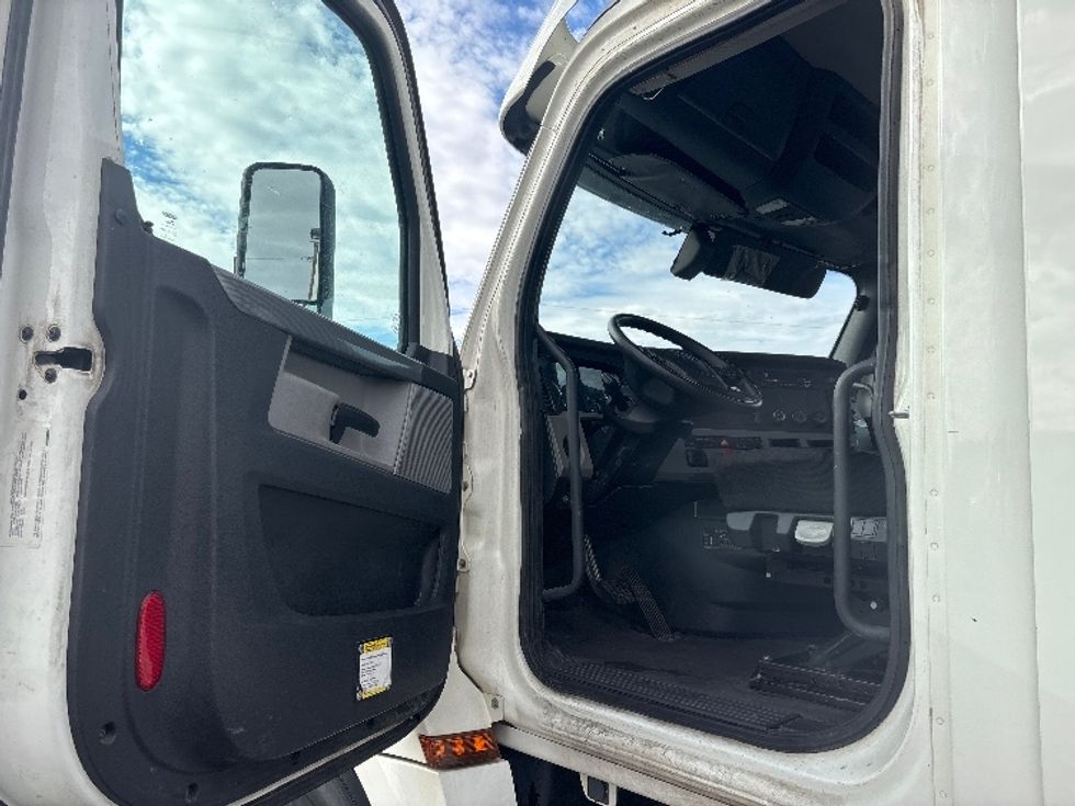 Day Cab Tractor-Heavy Duty Tractors-Freightliner-2018-T12664ST-El Paso-TX-316,933\n\t\tmiles-$ 58,250 - Image 9