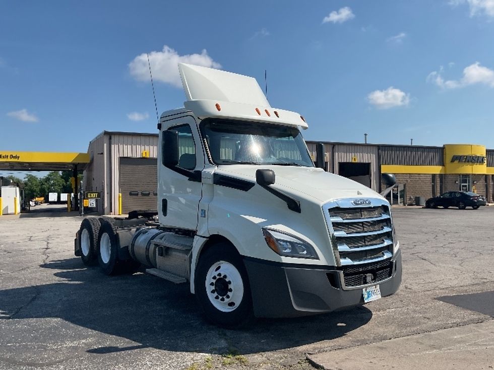 Day Cab Tractor-Heavy Duty Tractors-Freightliner-2018-T12664ST-Elkhart-IN-379,414\n\t\tmiles-$ 43,250 - Image 1