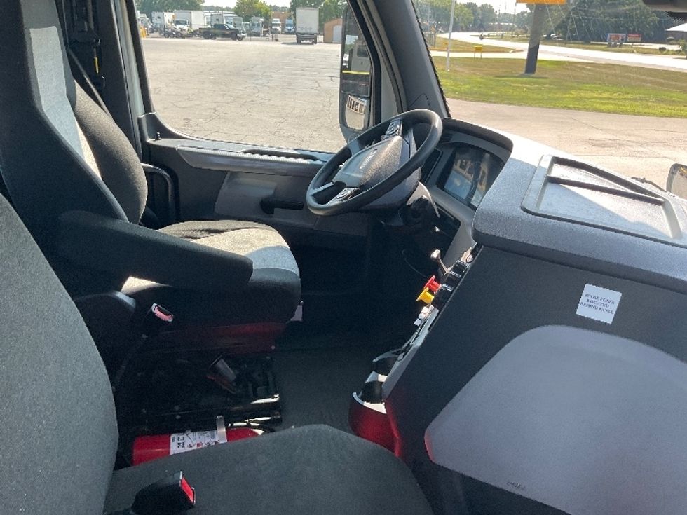 Day Cab Tractor-Heavy Duty Tractors-Freightliner-2018-T12664ST-Elkhart-IN-379,414\n\t\tmiles-$ 43,250 - Image 14