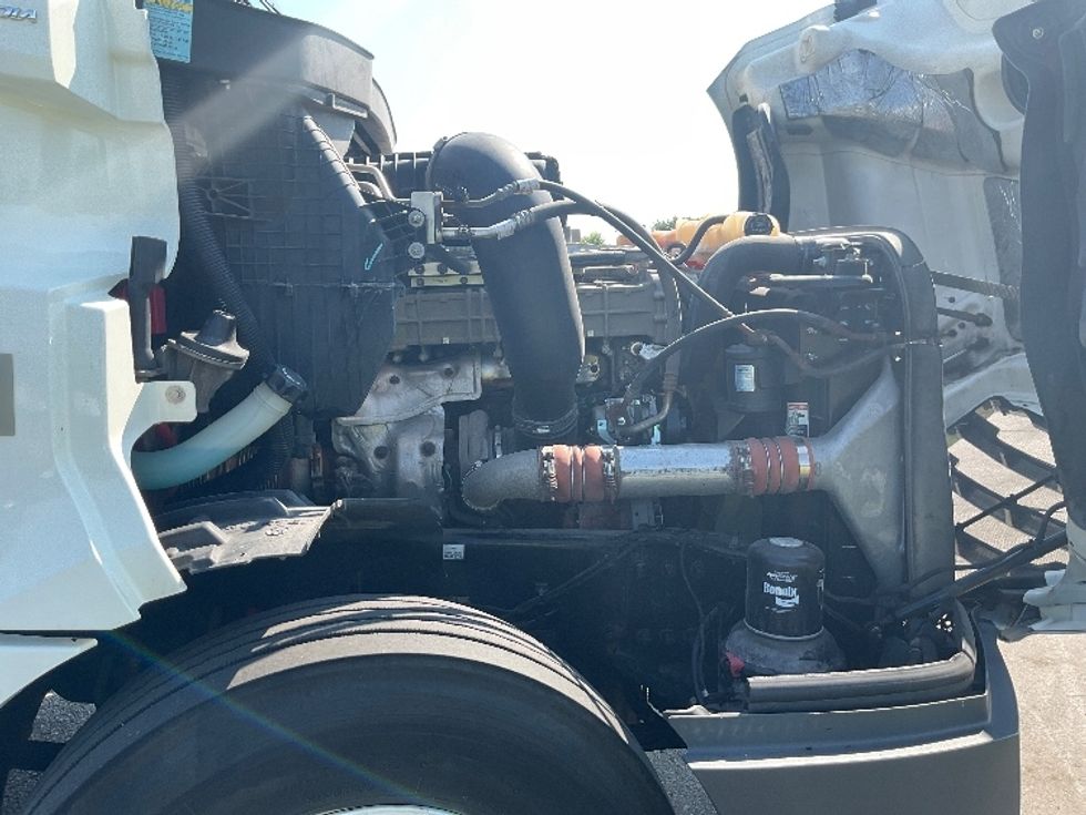 Day Cab Tractor-Heavy Duty Tractors-Freightliner-2018-T12664ST-Elkhart-IN-379,414\n\t\tmiles-$ 43,250 - Image 15