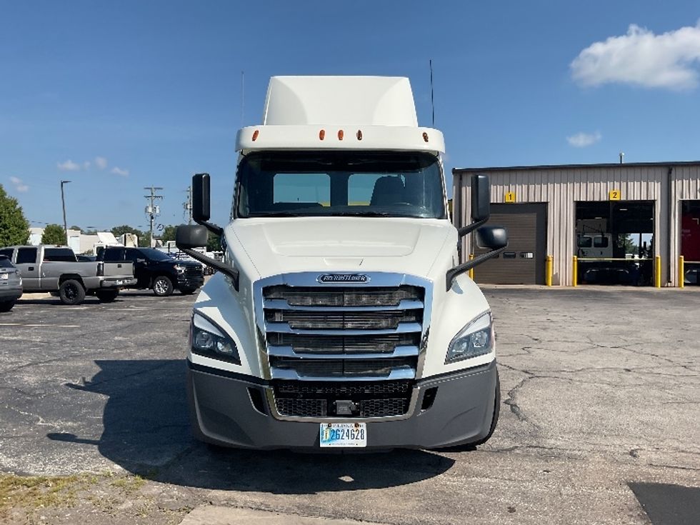 Day Cab Tractor-Heavy Duty Tractors-Freightliner-2018-T12664ST-Elkhart-IN-379,414\n\t\tmiles-$ 43,250 - Image 2