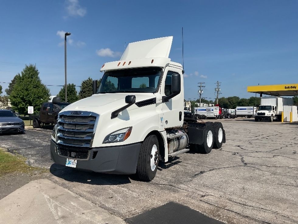 Day Cab Tractor-Heavy Duty Tractors-Freightliner-2018-T12664ST-Elkhart-IN-379,414\n\t\tmiles-$ 43,250 - Image 3