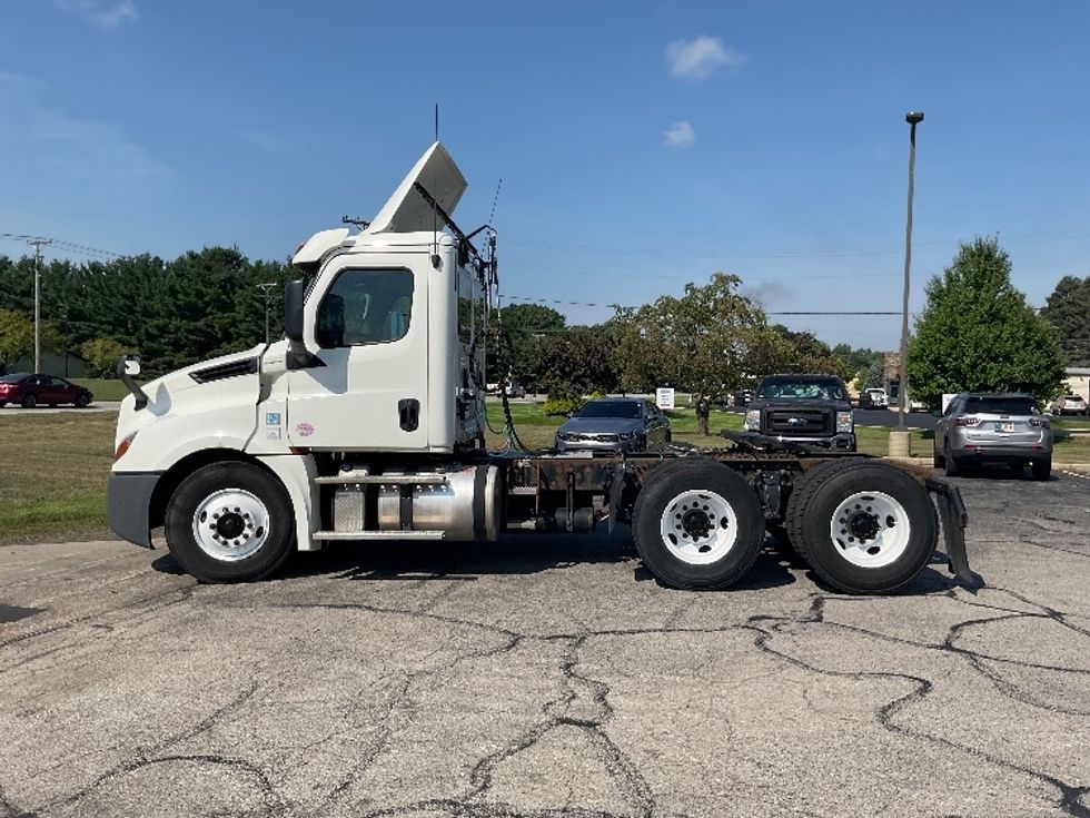 Day Cab Tractor-Heavy Duty Tractors-Freightliner-2018-T12664ST-Elkhart-IN-379,414\n\t\tmiles-$ 43,250 - Image 4