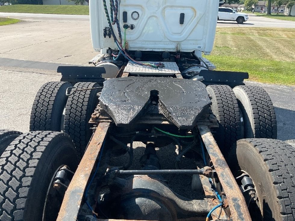 Day Cab Tractor-Heavy Duty Tractors-Freightliner-2018-T12664ST-Elkhart-IN-379,414\n\t\tmiles-$ 43,250 - Image 6