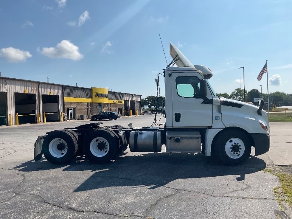 Day Cab Tractor-Heavy Duty Tractors-Freightliner-2018-T12664ST-Elkhart-IN-379,414\n\t\tmiles-$ 43,250 - Image 8