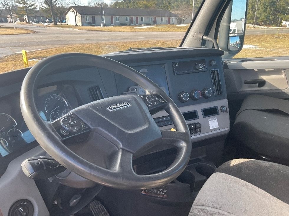 Day Cab Tractor-Heavy Duty Tractors-Freightliner-2018-T12664ST-Elkhart-IN-380,700\n\t\tmiles-$ 45,500 - Image 10