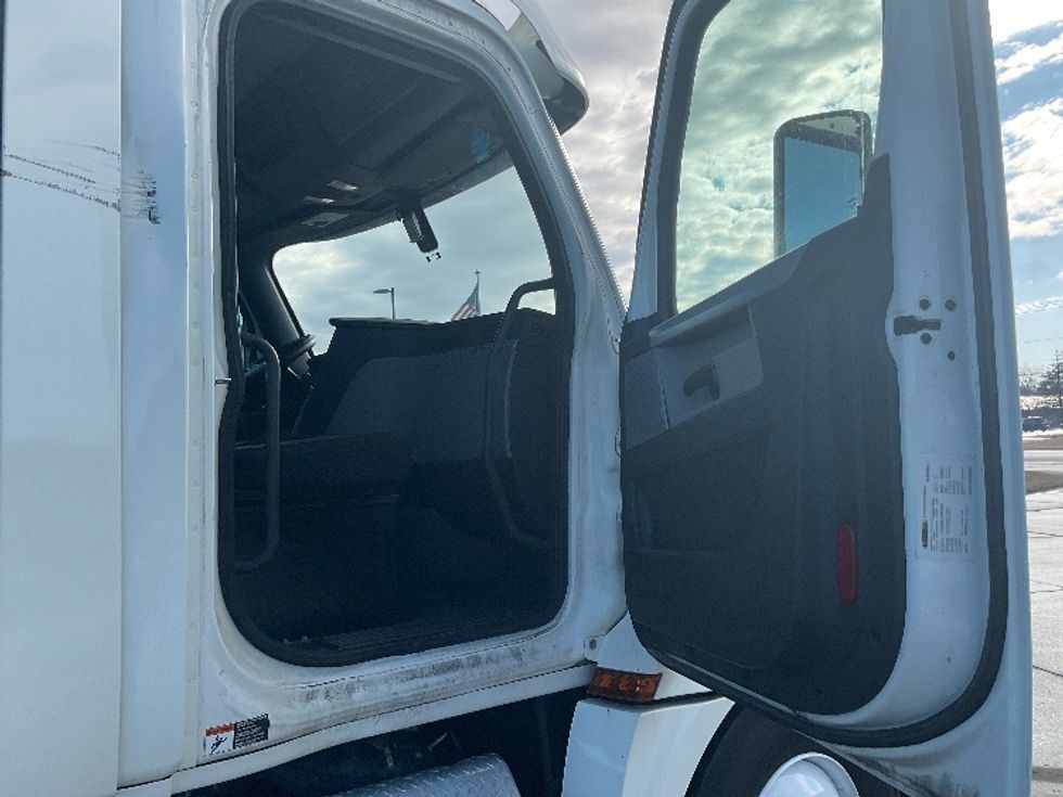 Day Cab Tractor-Heavy Duty Tractors-Freightliner-2018-T12664ST-Elkhart-IN-380,700\n\t\tmiles-$ 45,500 - Image 12