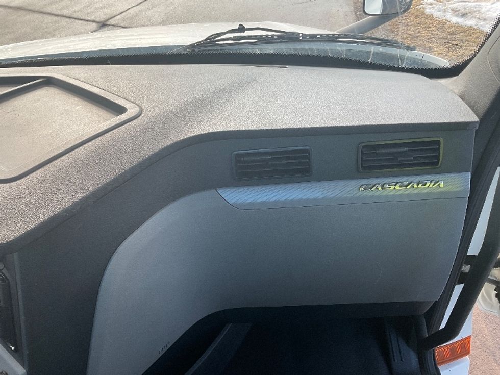 Day Cab Tractor-Heavy Duty Tractors-Freightliner-2018-T12664ST-Elkhart-IN-380,700\n\t\tmiles-$ 45,500 - Image 13