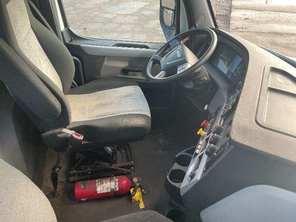 Day Cab Tractor-Heavy Duty Tractors-Freightliner-2018-T12664ST-Elkhart-IN-380,700\n\t\tmiles-$ 45,500 - Image 14