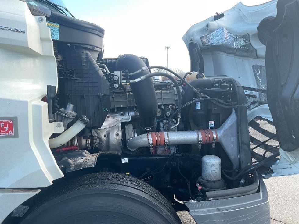 Day Cab Tractor-Heavy Duty Tractors-Freightliner-2018-T12664ST-Elkhart-IN-380,700\n\t\tmiles-$ 45,500 - Image 15