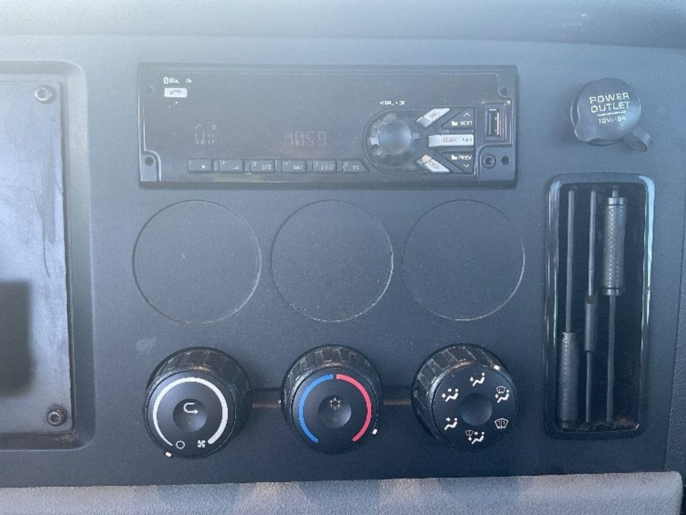 Day Cab Tractor-Heavy Duty Tractors-Freightliner-2018-T12664ST-Elkhart-IN-380,700\n\t\tmiles-$ 45,500 - Image 17