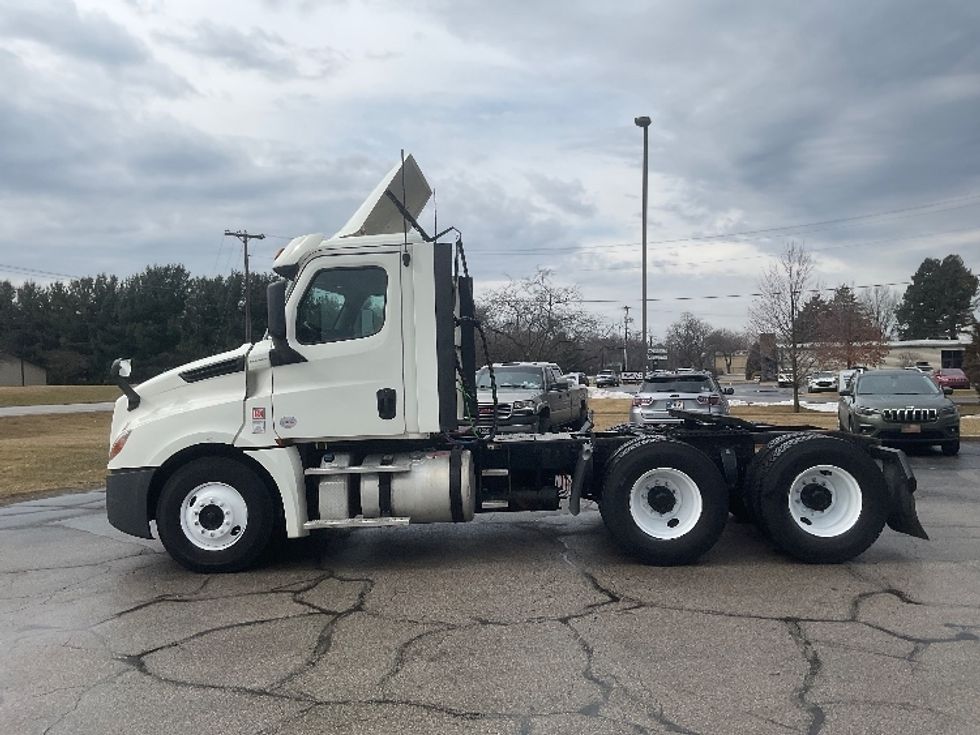 Day Cab Tractor-Heavy Duty Tractors-Freightliner-2018-T12664ST-Elkhart-IN-380,700\n\t\tmiles-$ 45,500 - Image 4