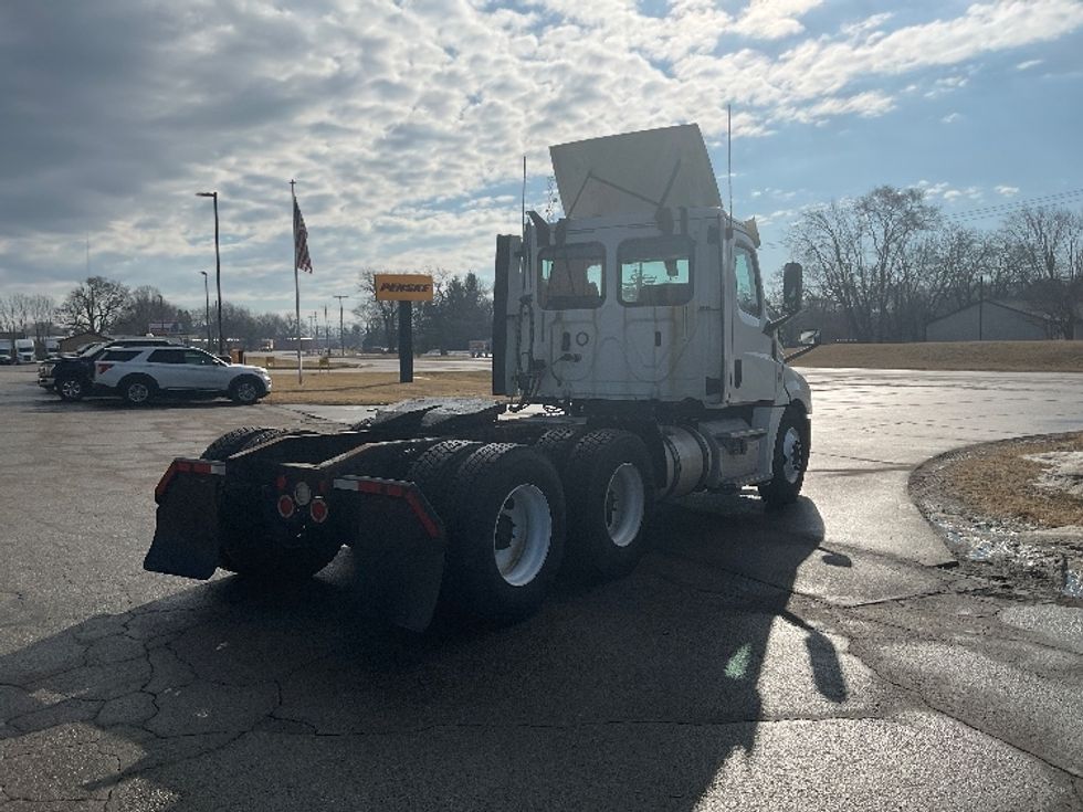 Day Cab Tractor-Heavy Duty Tractors-Freightliner-2018-T12664ST-Elkhart-IN-380,700\n\t\tmiles-$ 45,500 - Image 7