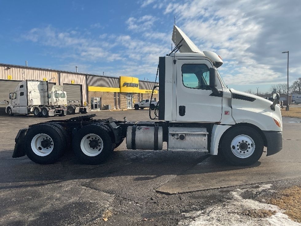 Day Cab Tractor-Heavy Duty Tractors-Freightliner-2018-T12664ST-Elkhart-IN-380,700\n\t\tmiles-$ 45,500 - Image 8