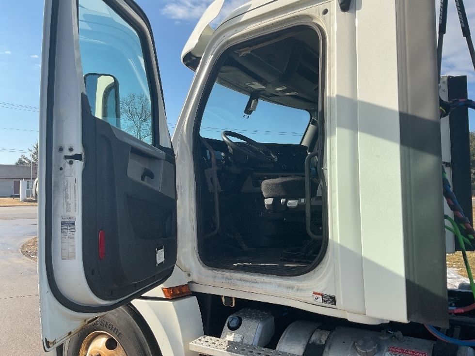 Day Cab Tractor-Heavy Duty Tractors-Freightliner-2018-T12664ST-Elkhart-IN-380,700\n\t\tmiles-$ 45,500 - Image 9