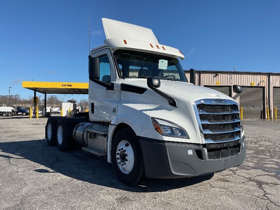 Day Cab Tractor-Heavy Duty Tractors-Freightliner-2018-T12664ST-Elkhart-IN-385,851\n\t\tmiles-$ 42,750 - Image 1
